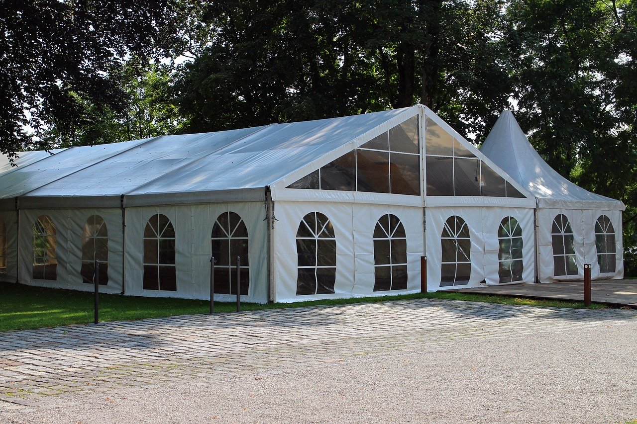 How to effectively store products – storage tents