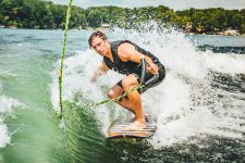 Wakesurfing dla początkujących - na czym polega ten sport wodny?