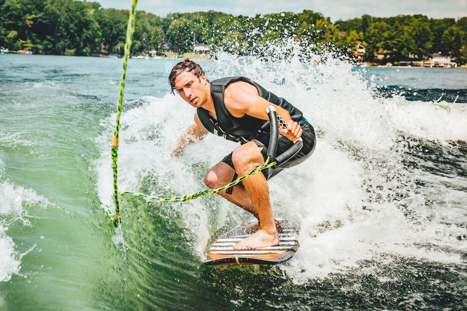 Wakesurfing dla początkujących – na czym polega ten sport wodny?